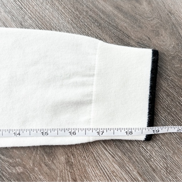 Uniqlo white and black crewneck cardigan - Picture 8 of 11